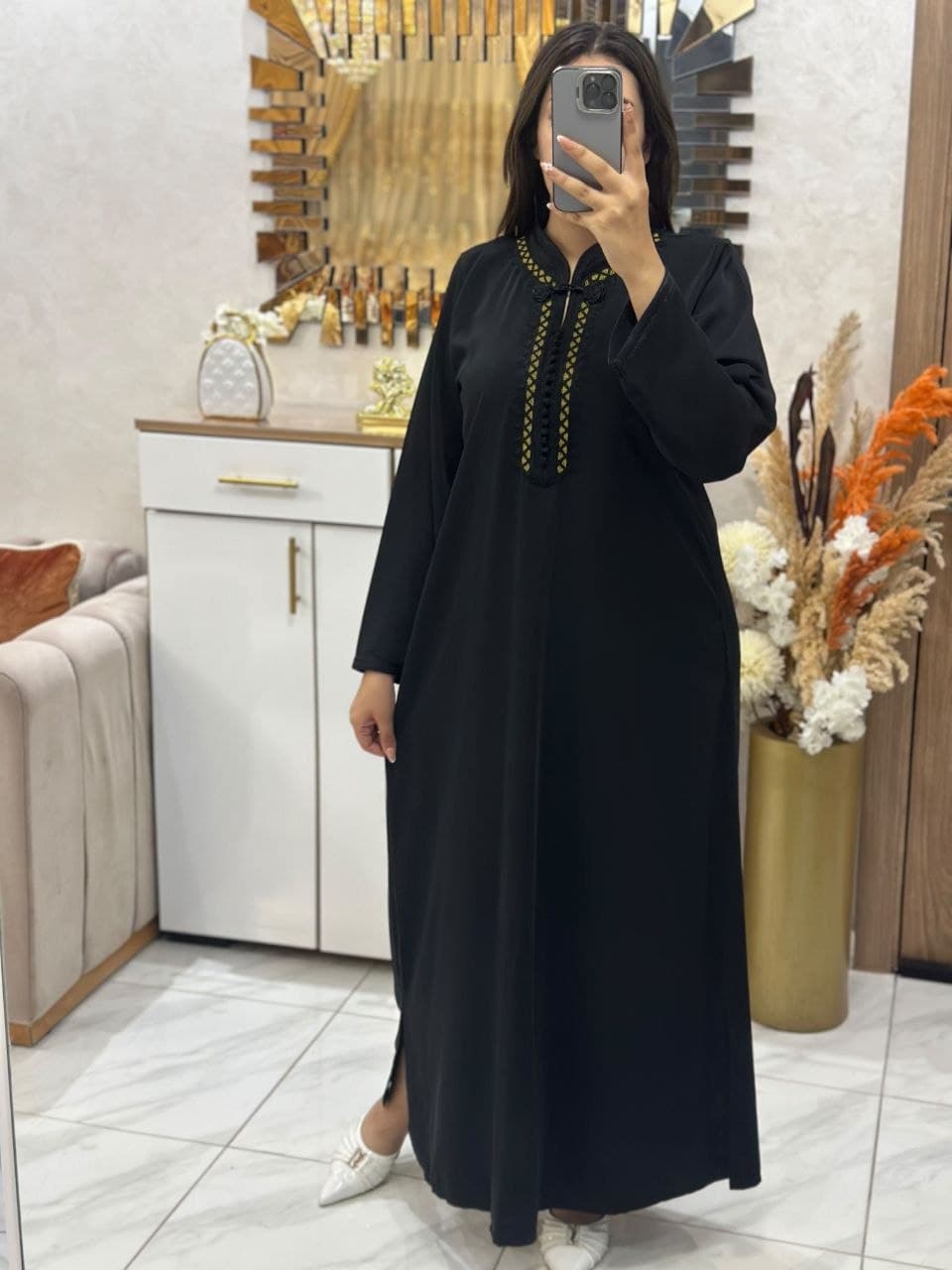 جلابة مغربية مخزانية أصيلة مفتوحة بخدمة المعلم والطرز، ومخيطة بالسفيفة والعقاد متقونة